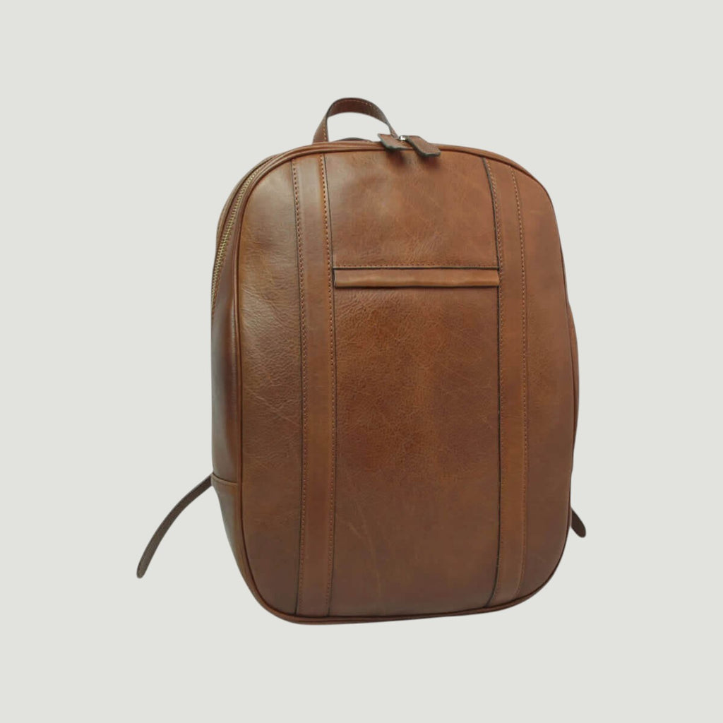 Zaino in pelle color castagna con patta frontale e maniglia superiore