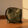 Borsa a secchiello in pelle verde con chiusura frontale e tracolla regolabile
