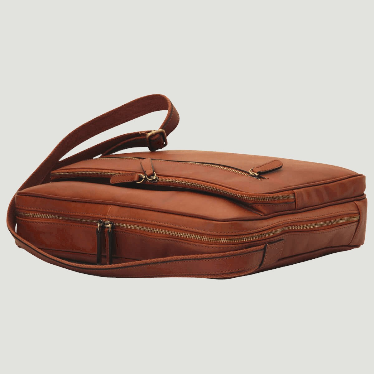 Borsa messenger in pelle marrone con zip grande, doppia tasca e tracolla regolabile