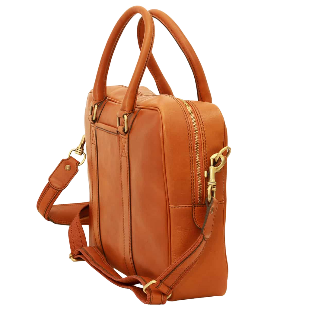 Cartella in pelle arancione con tracolla, manici e zip laterale metallica