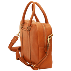Borsa in pelle arancione vista laterale con tracolla e zip centrale