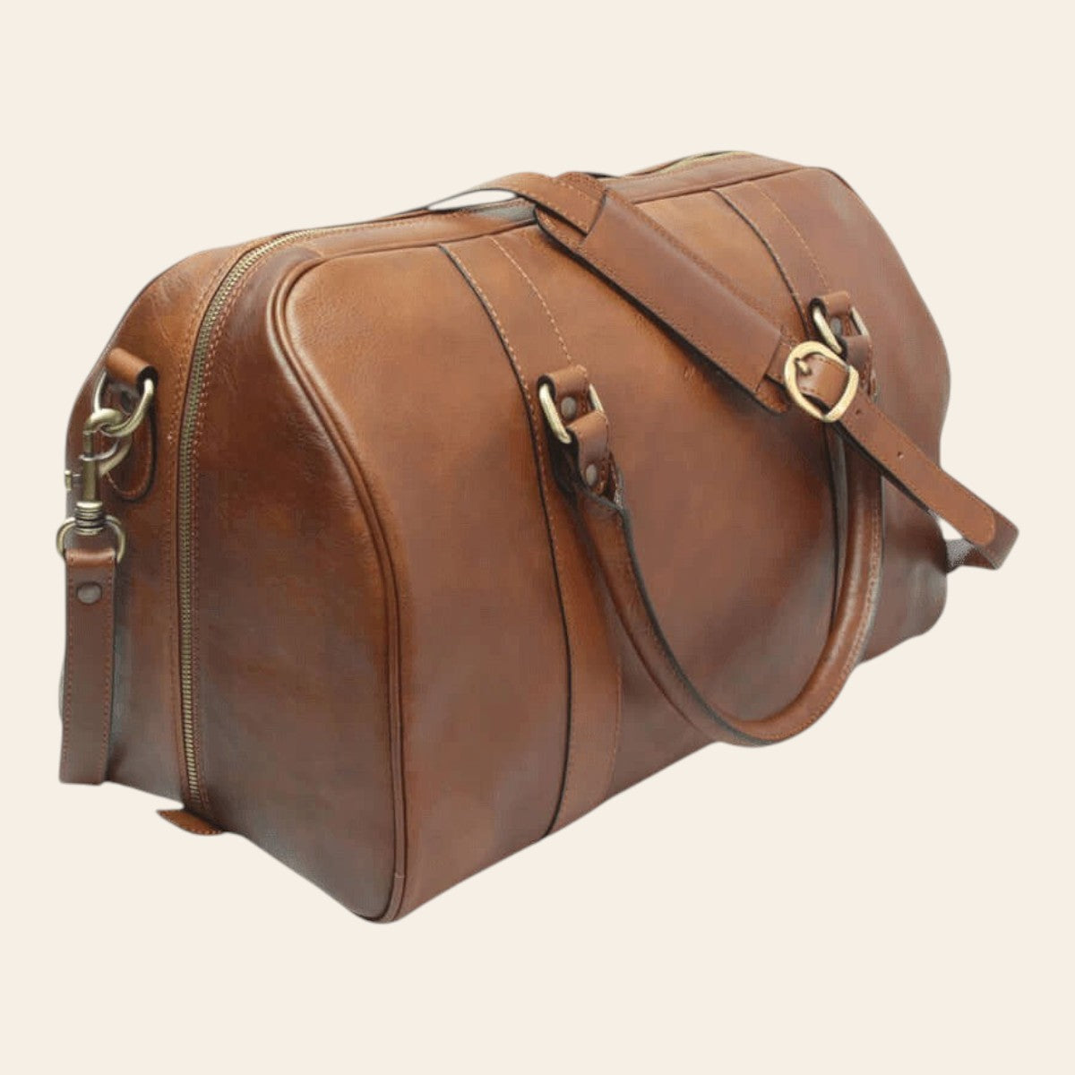 Borsa da viaggio in pelle di vitello color castagna, vista di tre quarti con tracolla regolabile, doppi manici e zip superiore