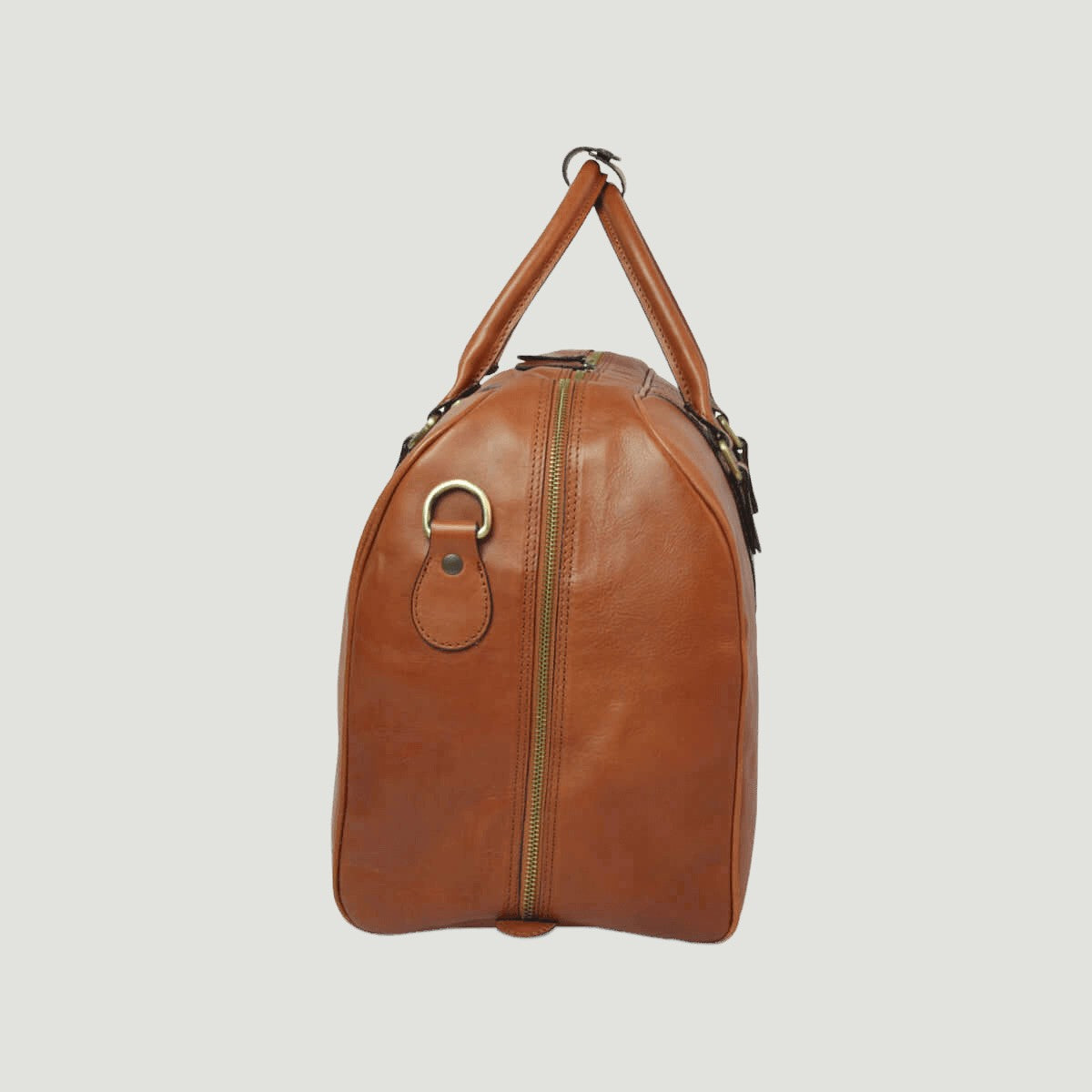 Borsone da viaggio grande in pelle marrone con tracolla rimovibile e zip centrale.