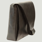 Borsa messenger Old Angler in pelle nera con patta e tracolla regolabile