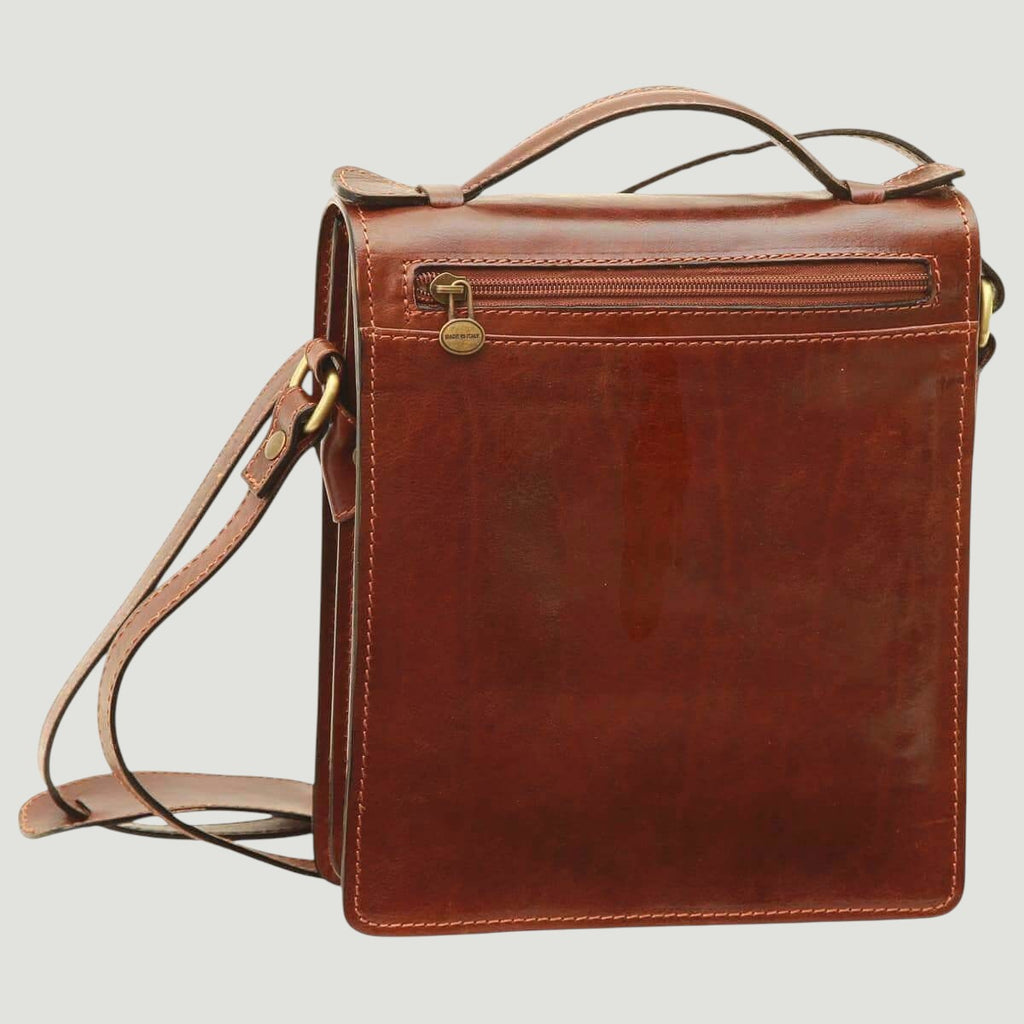 Borsa a tracolla in pelle marrone con tasca frontale a zip e tracolla regolabile