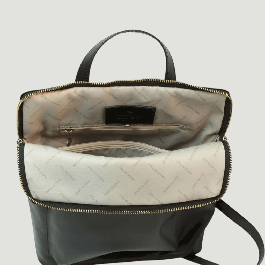 Zaino in pelle nero con interno chiaro e tasca centrale con zip