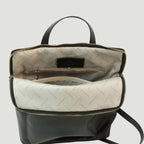 Zaino in pelle nero con interno chiaro e tasca centrale con zip