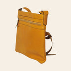 Borsa a tracolla in pelle giallo ocra, vista laterale, con zip e tracolla