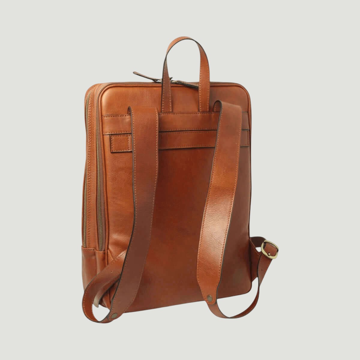 Zaino in pelle marrone con bretelle regolabili e fascia trolley.