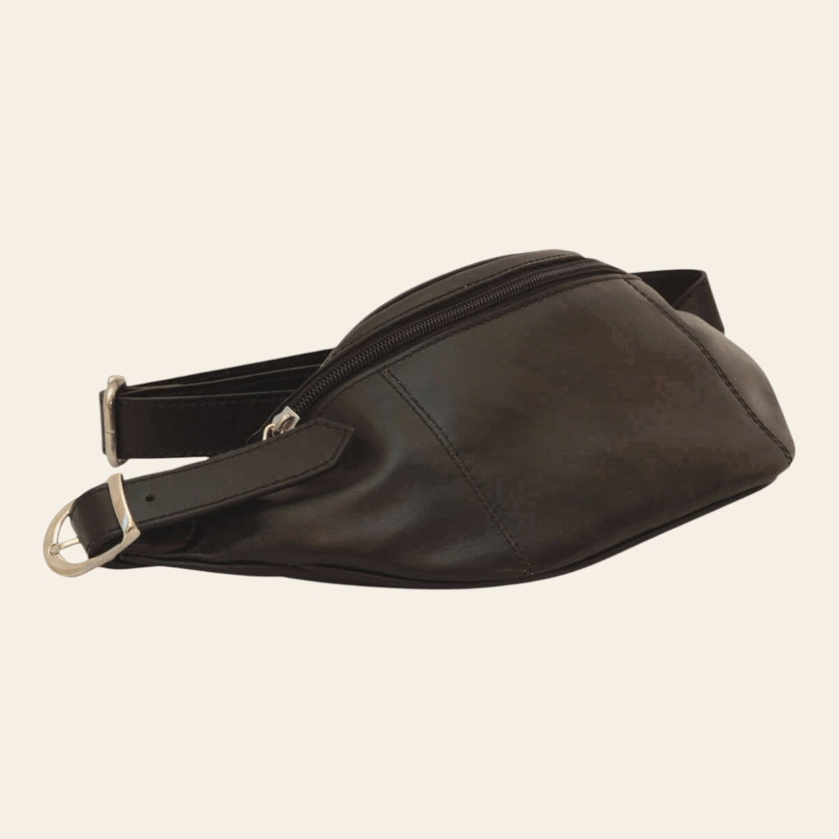 Marsupio in pelle nero frontale con fibbia e zip centrale