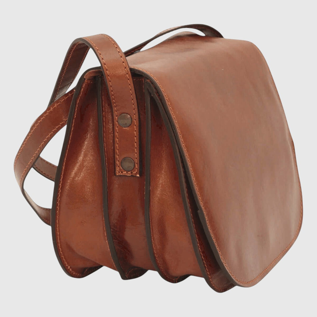 Borsa a tracolla in pelle marrone con fibbia e dettagli di cuciture laterali