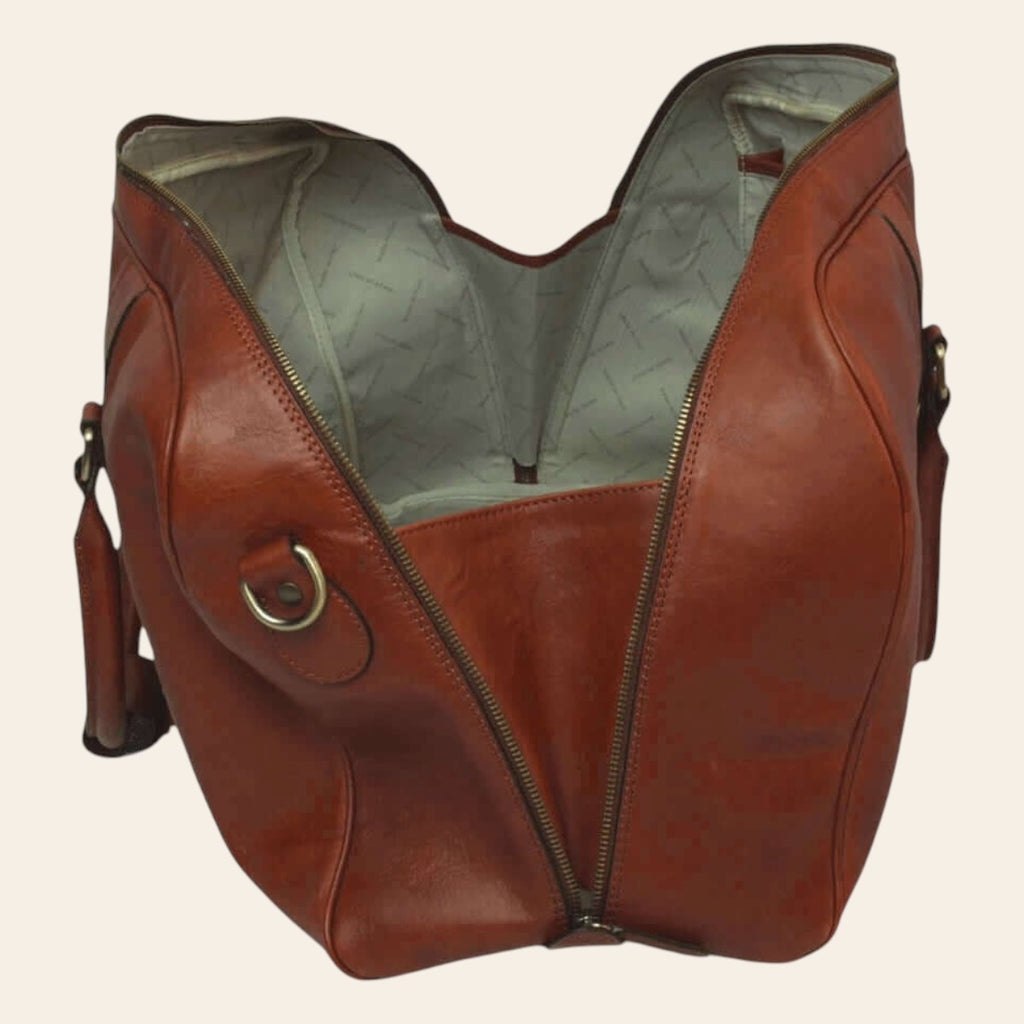 Borsone artigianale in pelle mogano, zip centrale, fodera chiara, tasche laterali