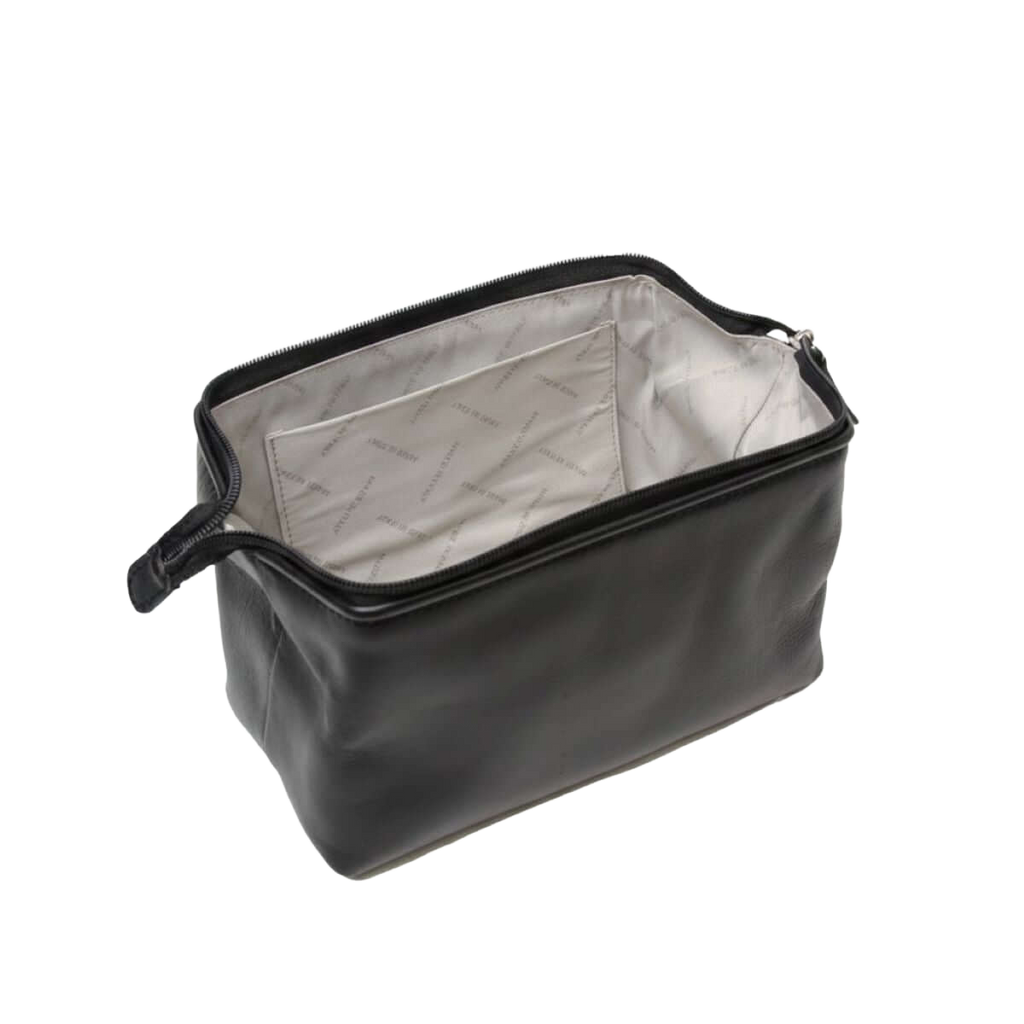 Beauty case in pelle nero aperto con fodera interna e zip perimetrale