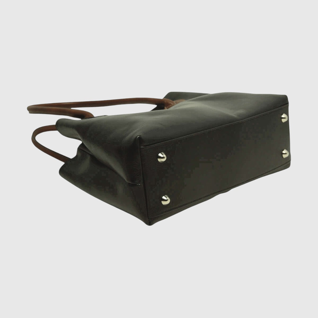 Borsa in pelle verde oliva bicolore con due manici corti e inserti metallici.
