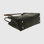 Borsa in pelle verde oliva bicolore con due manici corti e inserti metallici.