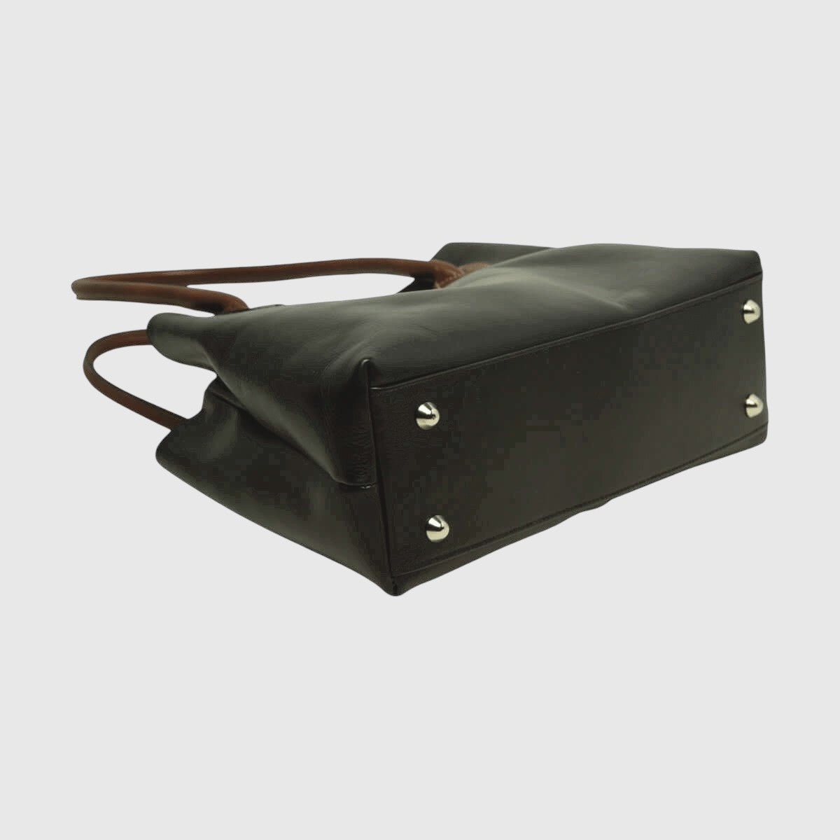 Borsa in pelle verde oliva bicolore con due manici corti e inserti metallici.