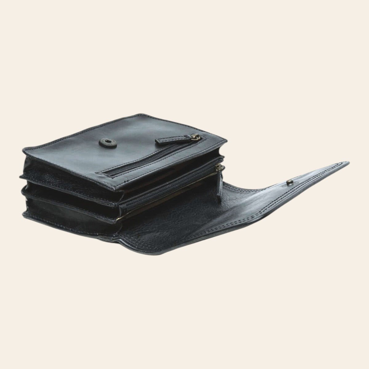 Pochette in pelle nera aperta con scomparti interni e pattina con bottoni