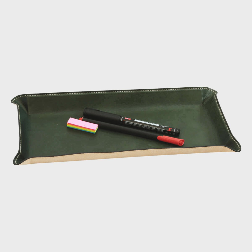 Vassoio da scrivania in pelle verde con bordo cucito, con penna e post-it appoggiati