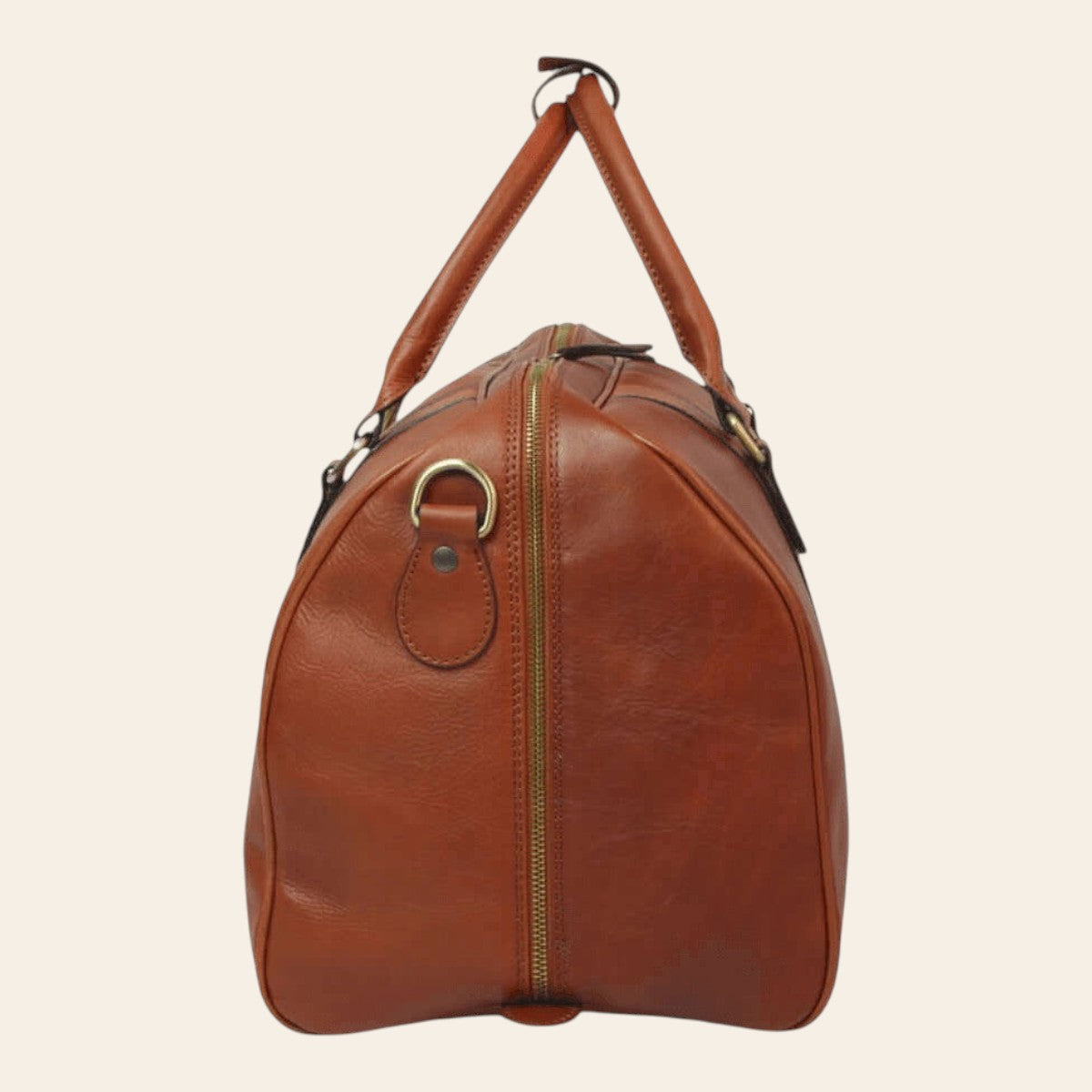 Sac de voyage en cuir cognac chaud, vue latérale avec zip périphérique et anneau de bandoulière