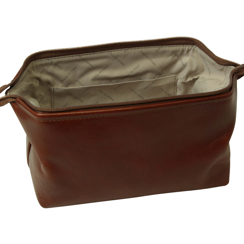 Astuccio cosmetici in pelle marrone con interno in tessuto e bordi con cuciture.