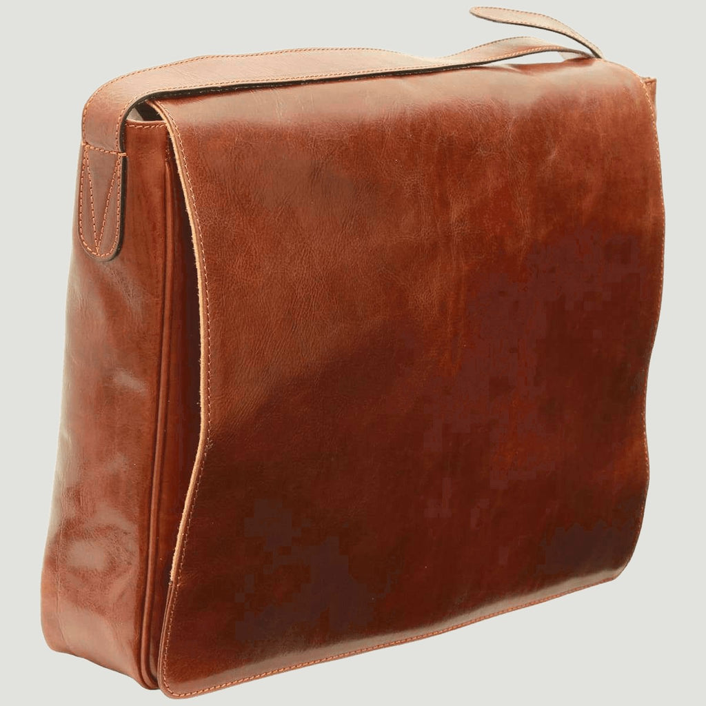 Borsa messenger uomo in pelle pieno fiore marrone con patta e tracolla regolabile