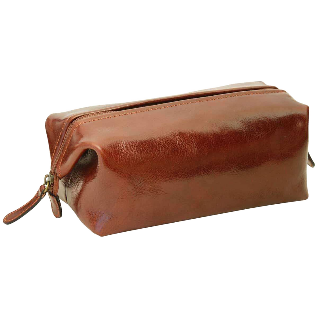 Astuccio cosmetici in pelle marrone con cerniera e tracolla in pelle.