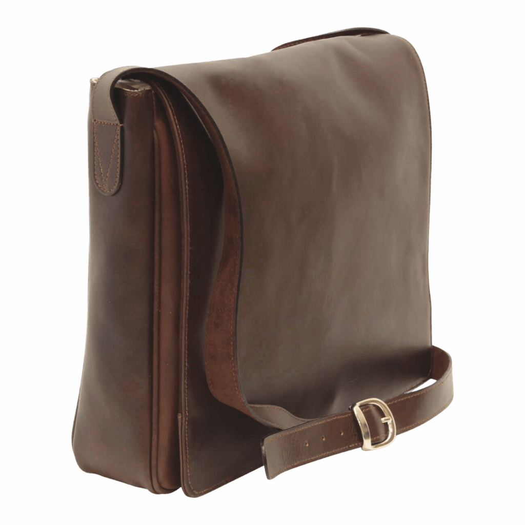 Borsa messenger in pelle testa di moro, vista laterale con tracolla e patta