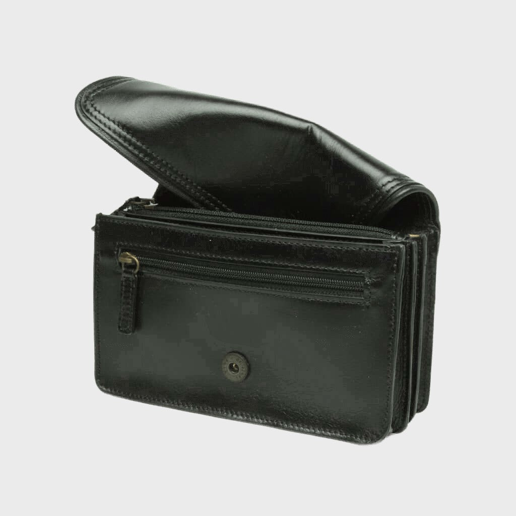 Pochette in pelle nera con patta e zip anteriore, chiusura con bottoncino
