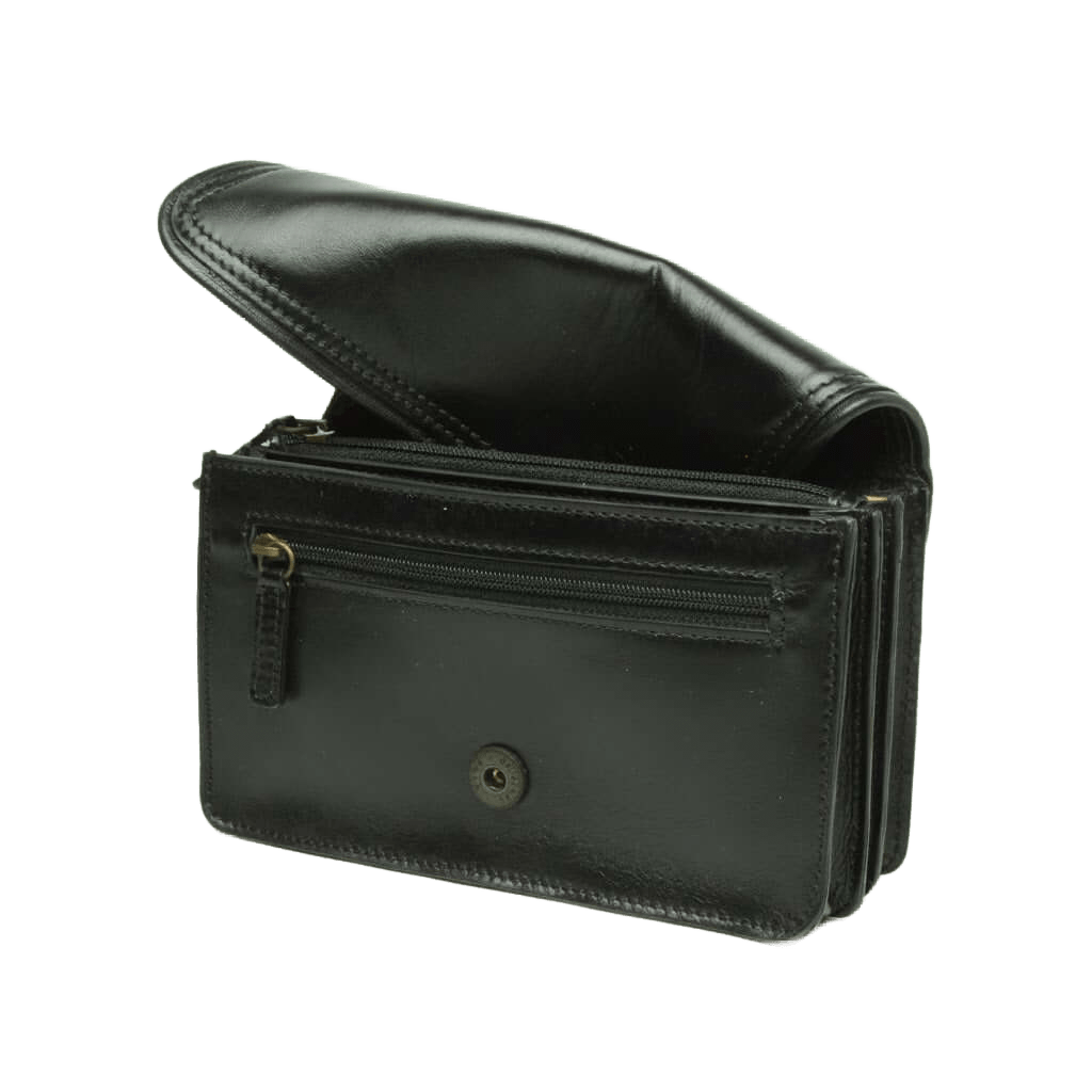 Pochette in pelle nera con patta, bottone a pressione e zip superiore.