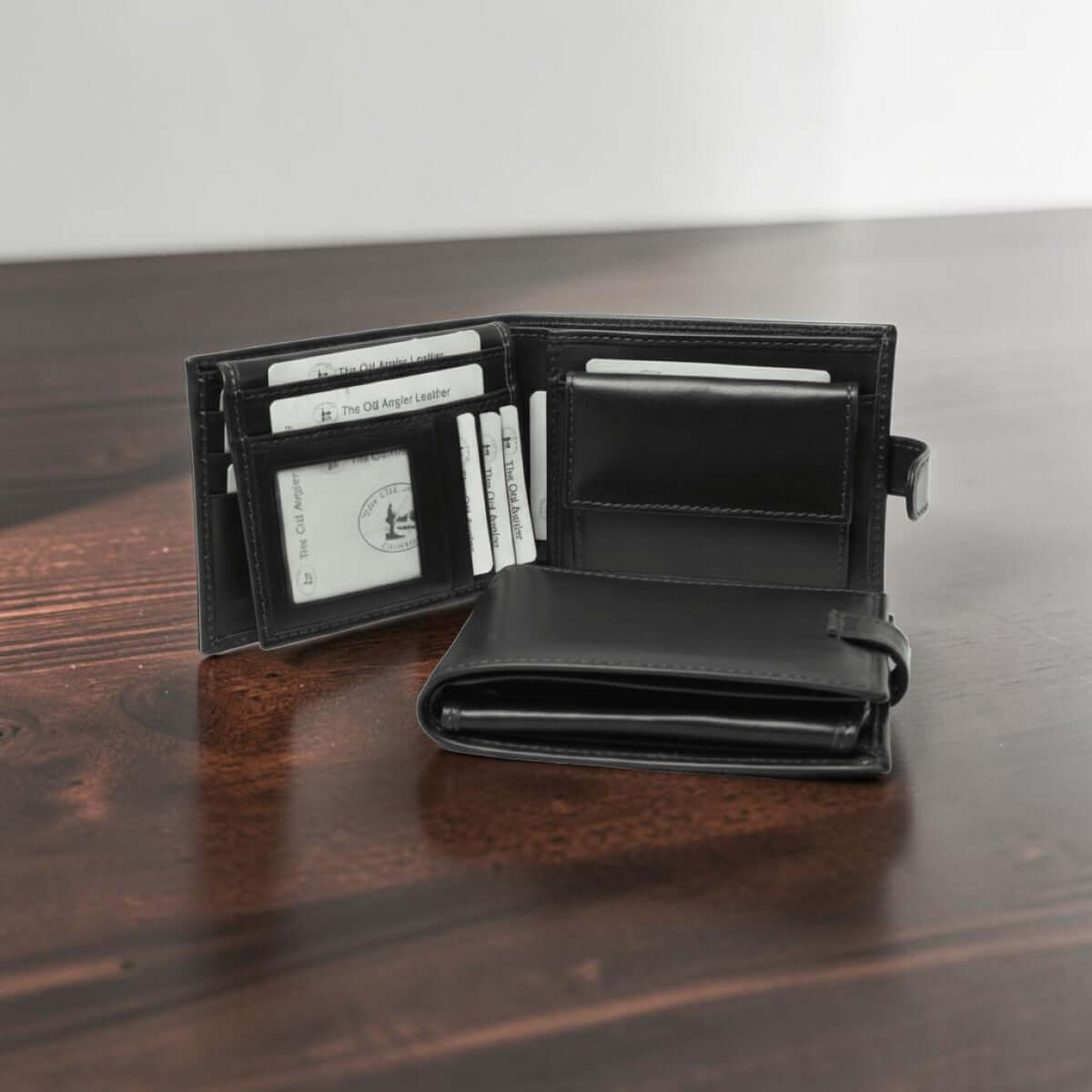 Portafoglio bifold in pelle nera con fessure per carte e tasca frontale