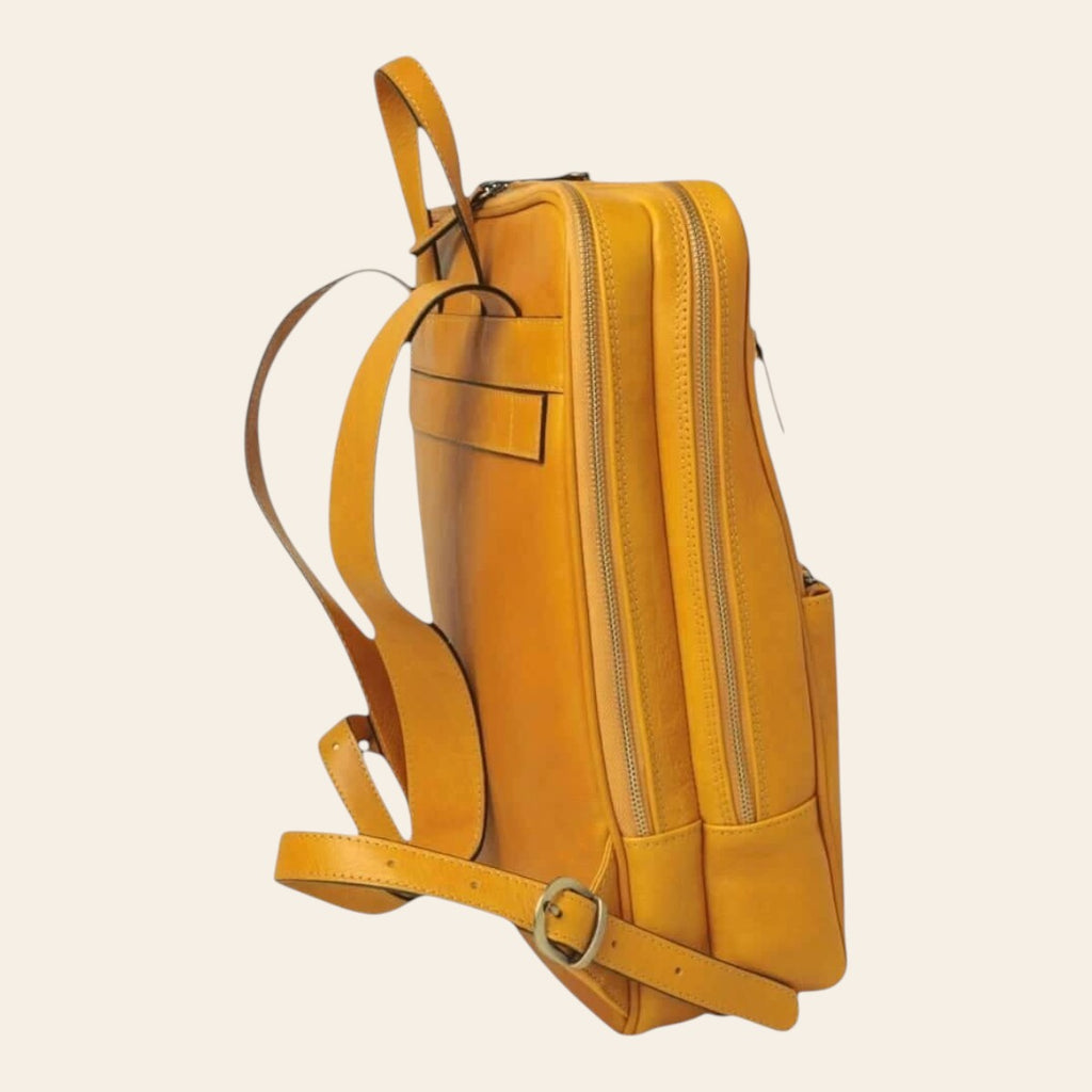 Zaino in pelle di vitello giallo ocra laterale con doppia zip e maniglia superiore