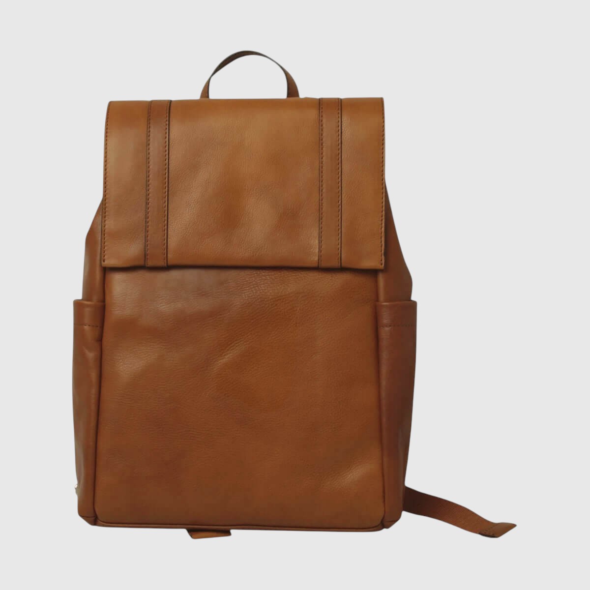 Zaino in pelle marrone con pattina frontale e tracolla regolabile