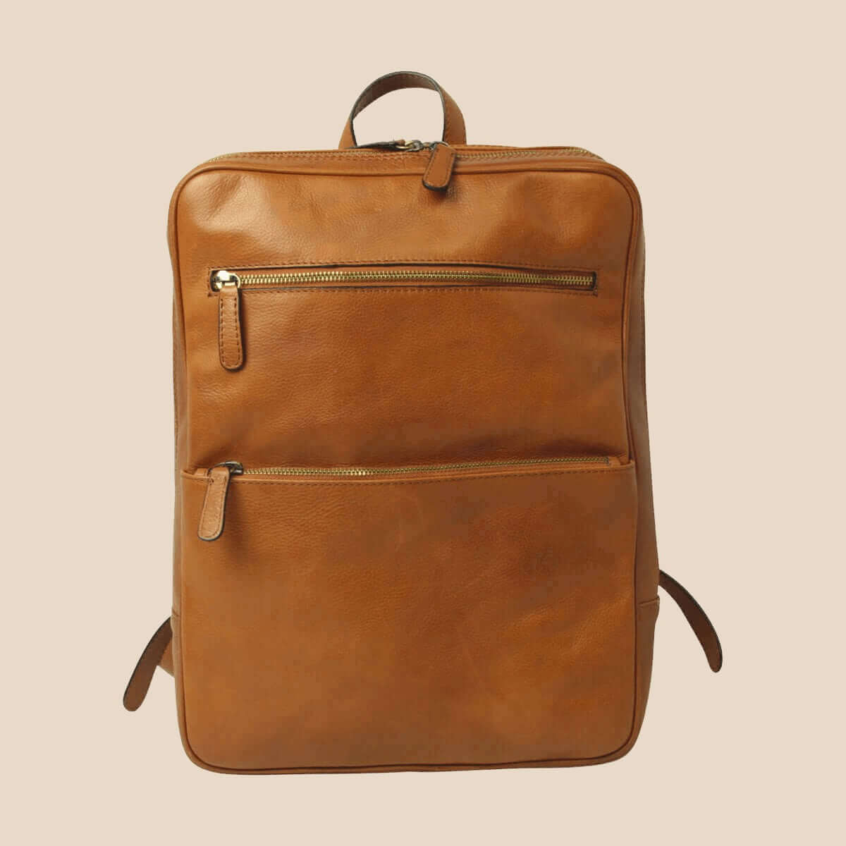 Zaino in pelle marrone con zip frontale e maniglia superiore.
