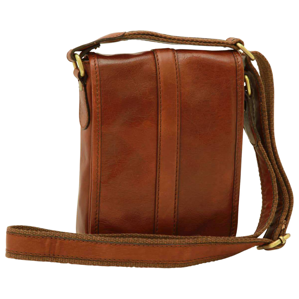 Borsa uomo in pelle marrone con tracolla e cuciture verticali, zip frontale