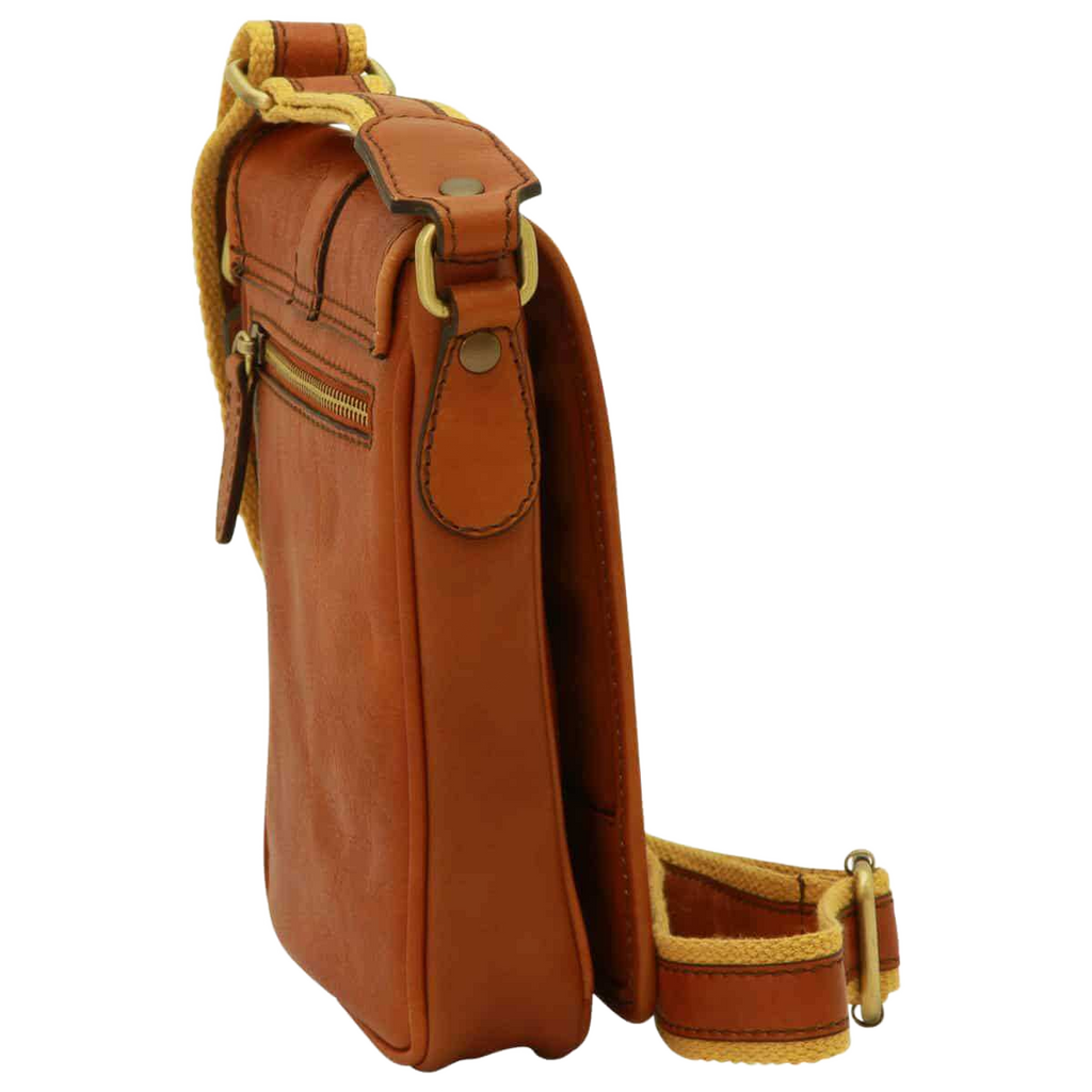 Borsa uomo tracolla in pelle marrone con pattina e chiusura a fibbia