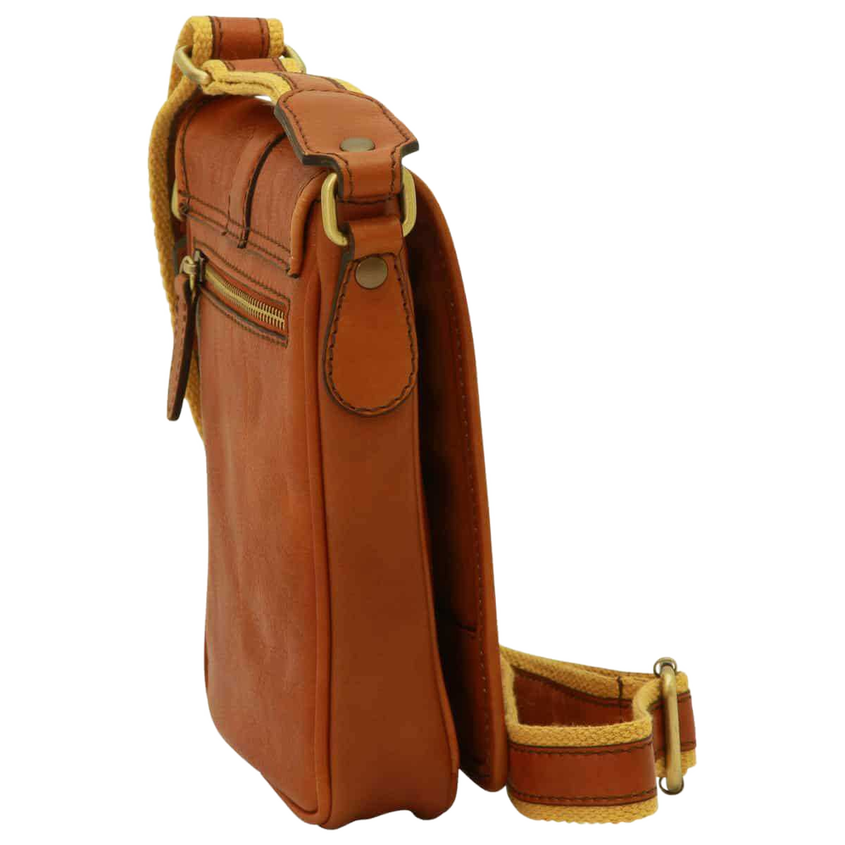Borsa uomo tracolla in pelle marrone con pattina e chiusura a fibbia