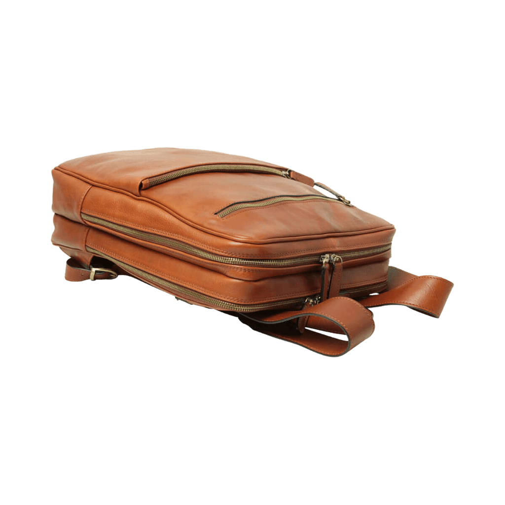 Zaino in pelle teak visto di lato, cerniera superiore e zip centrale.