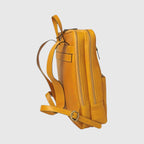 Zaino in pelle ocra con due tasche laterali con zip e tracolla regolabile.