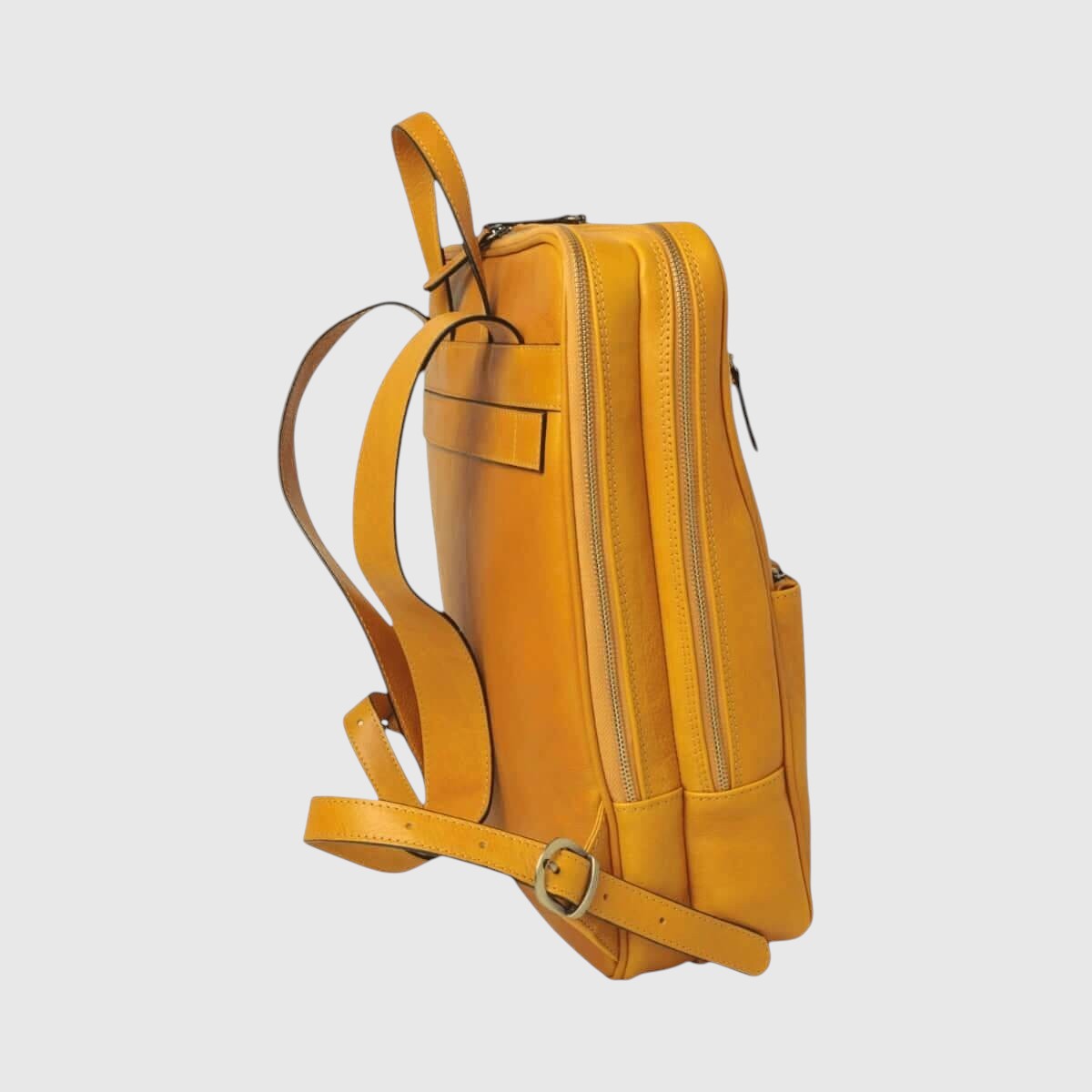 Zaino in pelle ocra con due tasche laterali con zip e tracolla regolabile.