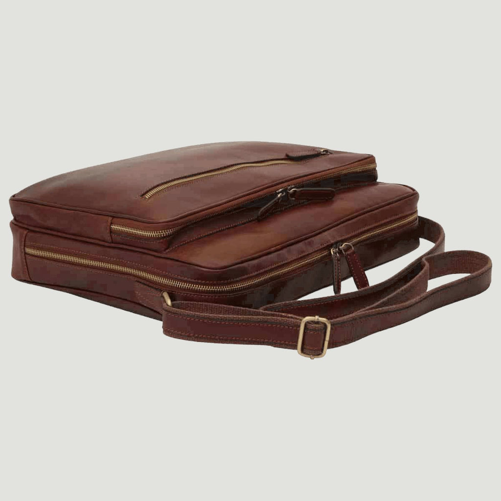 Borsa messenger in pelle marrone con tracolla e zip frontale