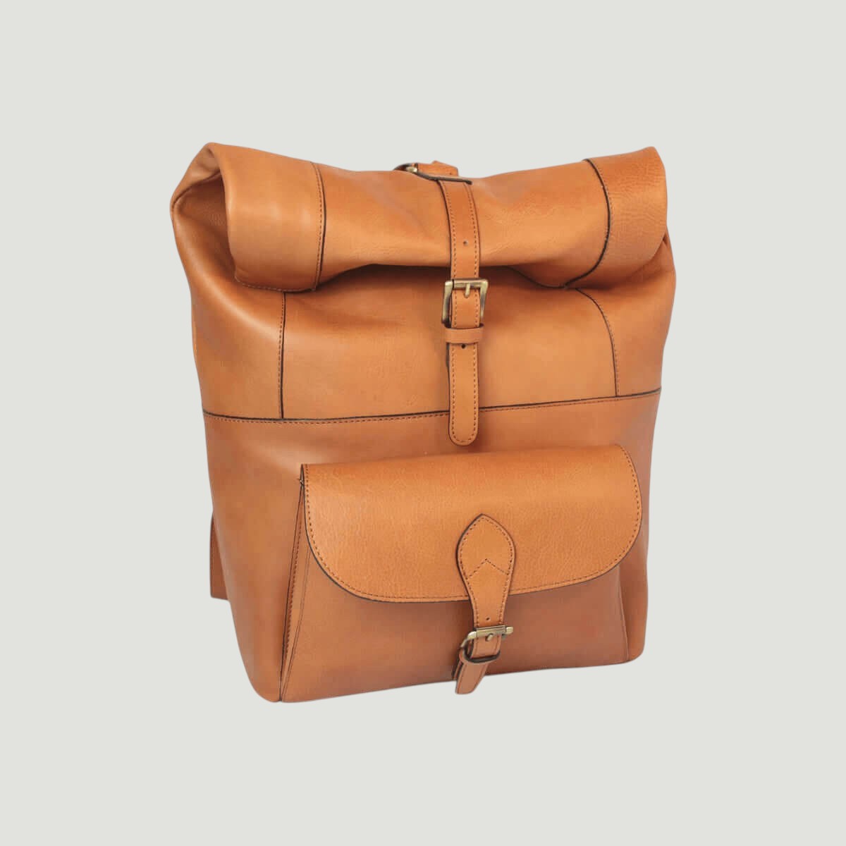Zaino in pelle marrone con patta frontale e cinturino con fibbia.