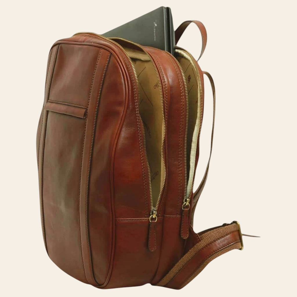 Zaino in vitello marrone mogano con spallacci e zip laterali