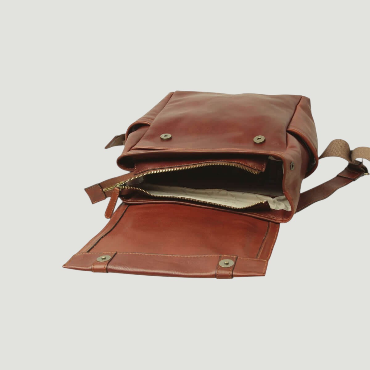 Zaino in pelle per laptop marrone mogano aperto: tasca interna e zip laterale