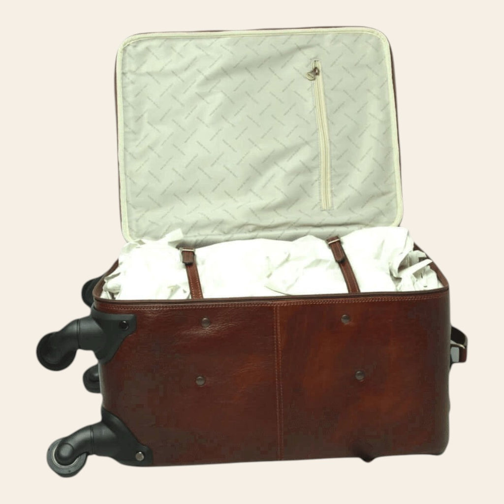 Trolley in pelle marrone aperto: fodera chiara, cerniera e spallacci; ruote.