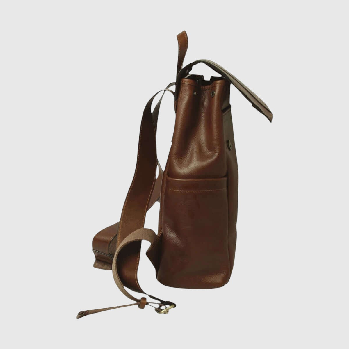 Zaino in pelle marrone con manico superiore e tracolla regolabile.