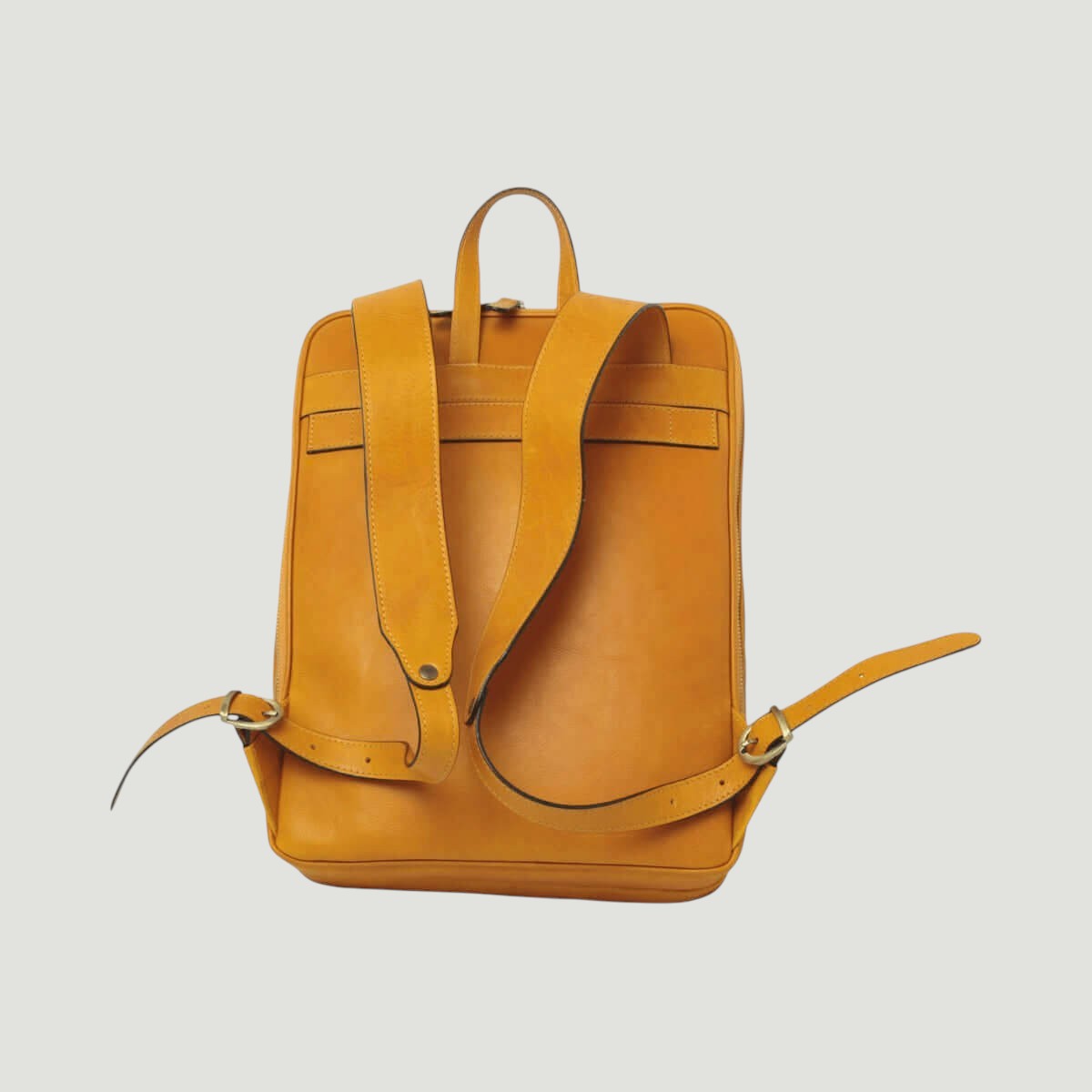 Zaino in pelle giallo ocra con spallacci imbottiti e chiusura lampo frontale