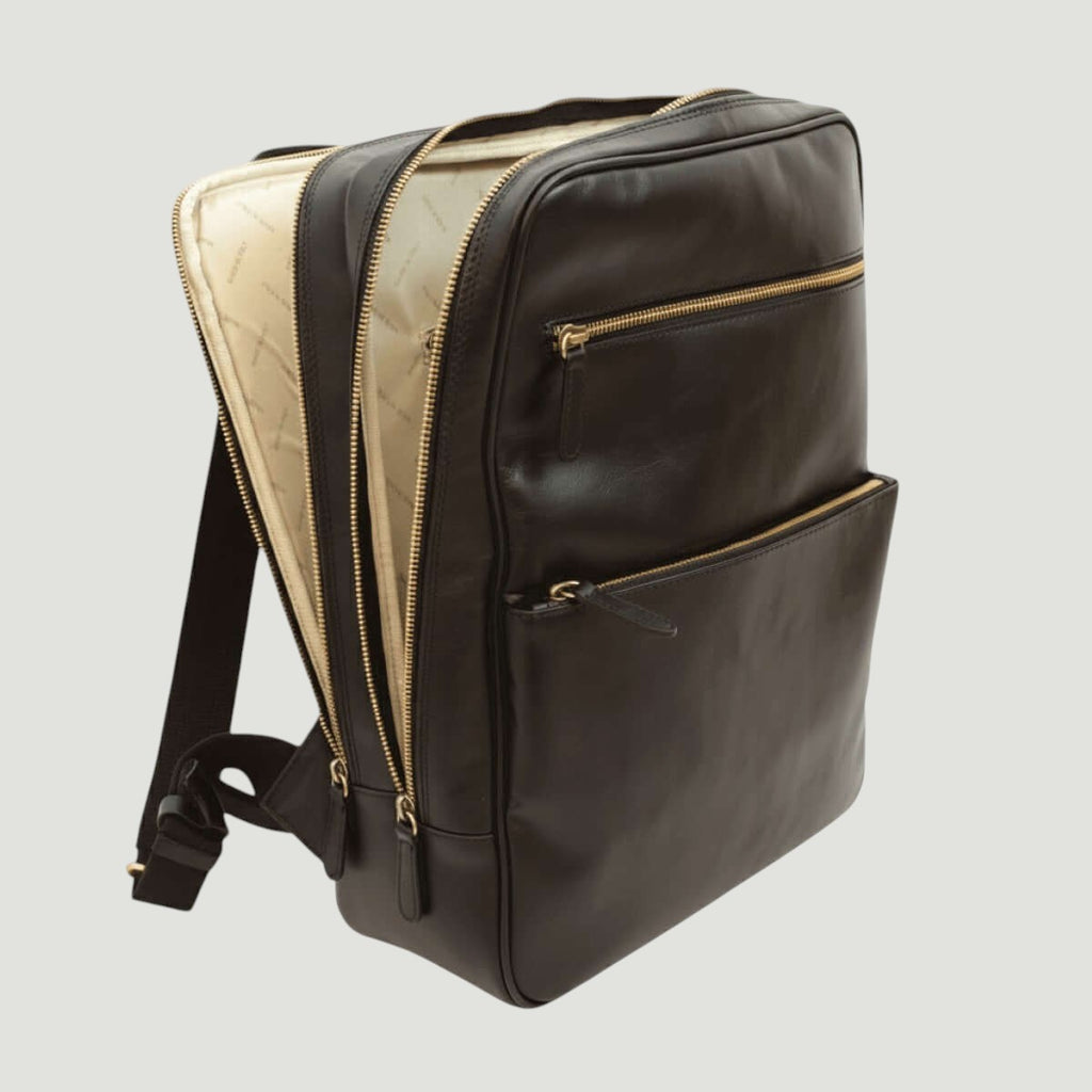 Zaino in pelle nera con inserti chiari, doppia zip e tasca frontale.