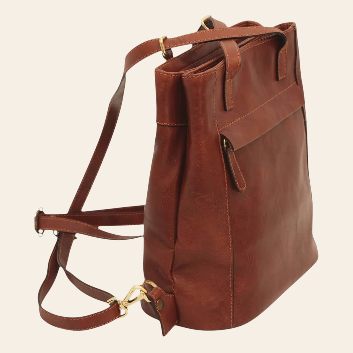 Brauner Lederrucksack mit Schultergurt, Griffen und goldfarbenen Metalldetails