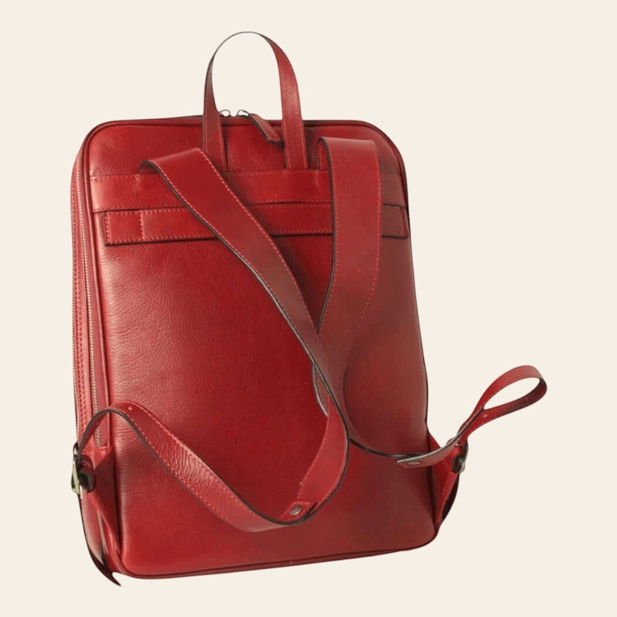 Mochila de piel de becerro en color rojo, vista trasera con tirantes ajustables y banda para trolley