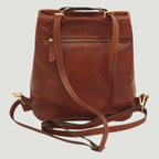 Zaino-borsa in pelle marrone con tracolle incrociate e dettagli in metallo dorato.